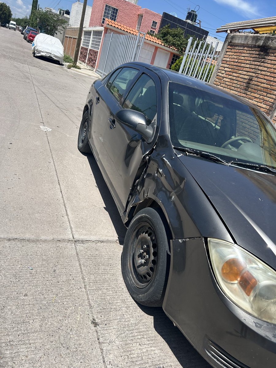 MoonP21's tweet photo. @OraleQChiquito donde reportar un coche abandonado ya tiene más de 20 días no tiene placa, está todo chocado, lo abandonaron en calle Gema y turquesa en fraccionamiento nuevo pedregal 3 https://t.co/EK9uZ6VAar