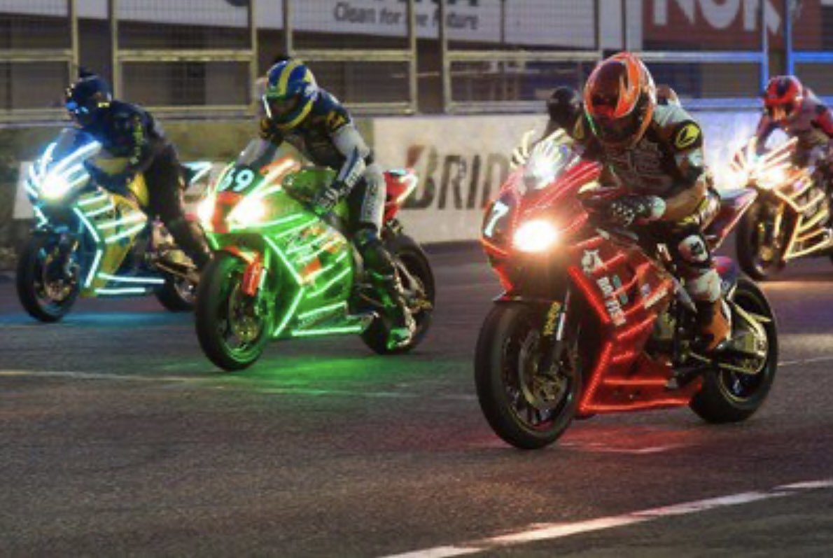miemaru_rc's tweet photo. 🎆🏍️ 鈴鹿サーキット HANABI祭 2026 開催！

夏の鈴鹿サーキットが、昼も夜も楽しめる特別イベントに✨

📅 開催日
2026年8月11日（火・祝）～8月14日（金）

🕖 開催時間
19:00～20:20（予定）

📍 会場
鈴鹿サーキット レーシングコース

✨見どころ
🎇 約4,000発の花火が夜空を彩る！
🎵 音楽とシンクロする「ミュージック花火」
🏍️ LEDでライトアップされたバイクによる迫力満点のオープニングショー
🚶 花火の後はレーシングコースへ降りて、打ち上げ場所を間近で体感！

夏休みの思い出づくりに、ご家族やご友人とぜひお出かけください😊

鈴鹿サーキットへのお出かけは、みえまるレンタカーで快適ドライブ🚗

みえ観光は、みえまるレンタカーがサポート！

#みえまるレンタカー #三重県 #鈴鹿市 #鈴鹿サーキット #HANABI祭 #花火 #ミュージック花火 #夏休み #三重観光 #ドライブ #お出かけ