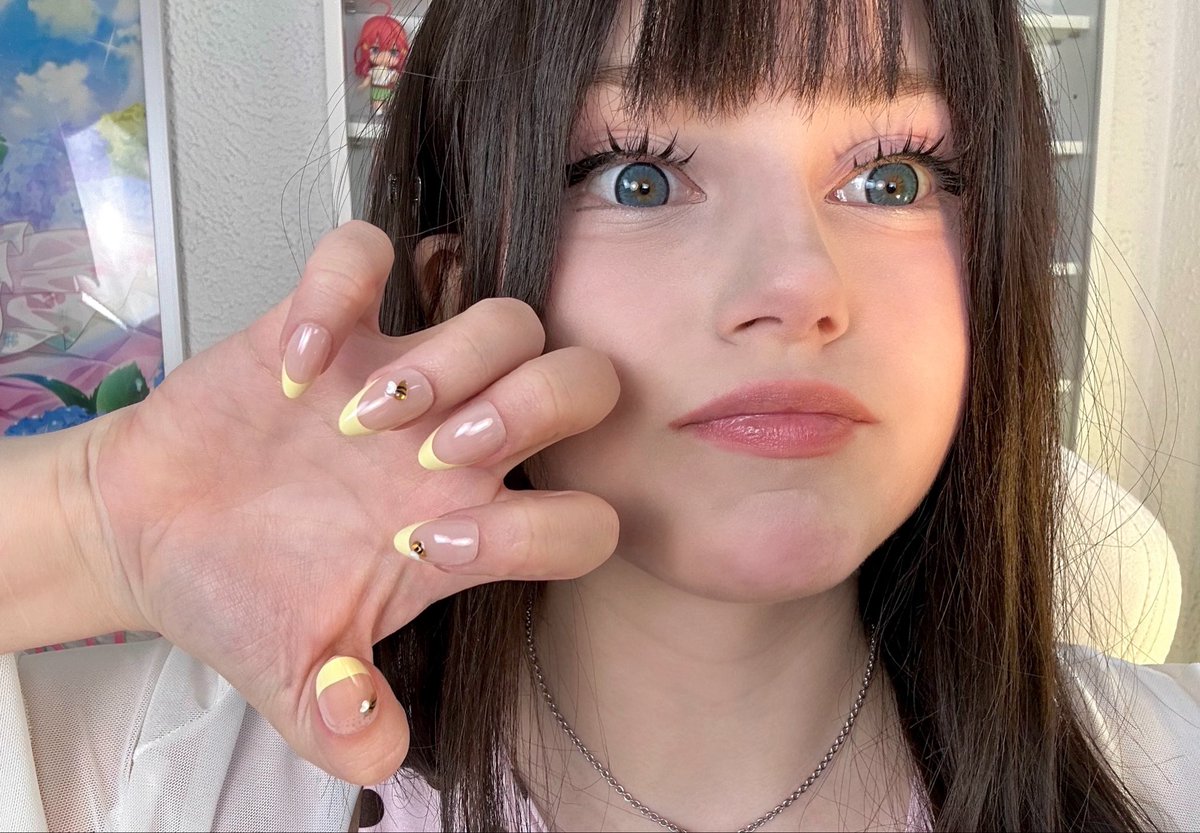 upminaa's tweet photo. Look at my cute new nails 🐝 https://t.co/xjk3z3OAmU