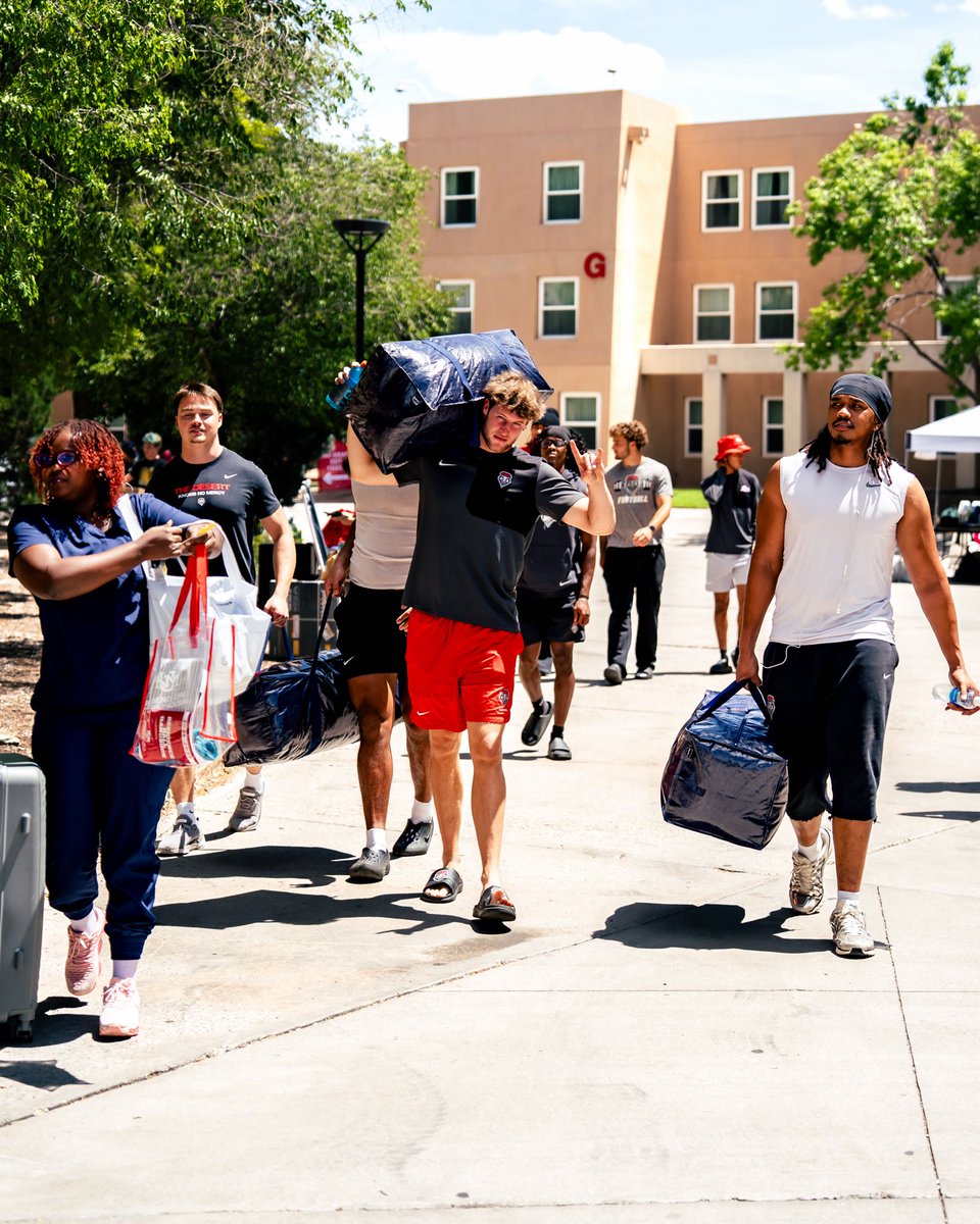 UNMLoboFB's tweet photo. Move-In Day Vibes 🐺 https://t.co/sWpuPIuhUB
