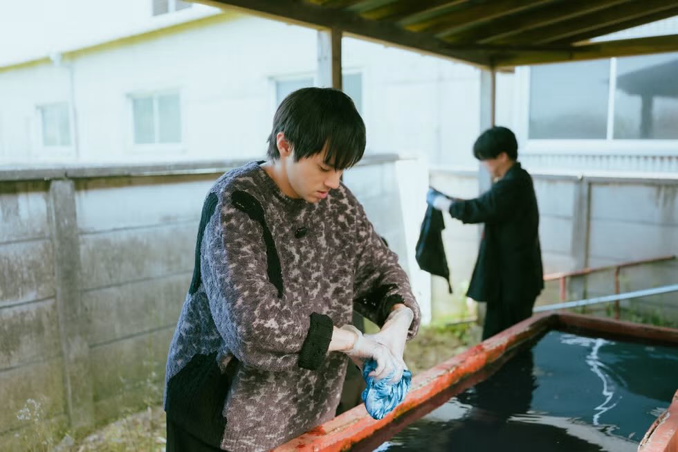 yukiyamadastaff's tweet photo. Esquire/サステナブル企画第四弾に
#飯豊まりえ さんがゲストで登場です‼︎

みんなで藍染め体験をしました。

ー染め直すことで生まれ変わるー
"この技法こそがサステナブル"

#武州中島紺屋

【記事URL】：https://t.co/wJUS4AcH7k
【動画URL】：https://t.co/wybfEYAnux

一緒に藍染め体験できる感覚に
なれるからおもしろいですよ☺️