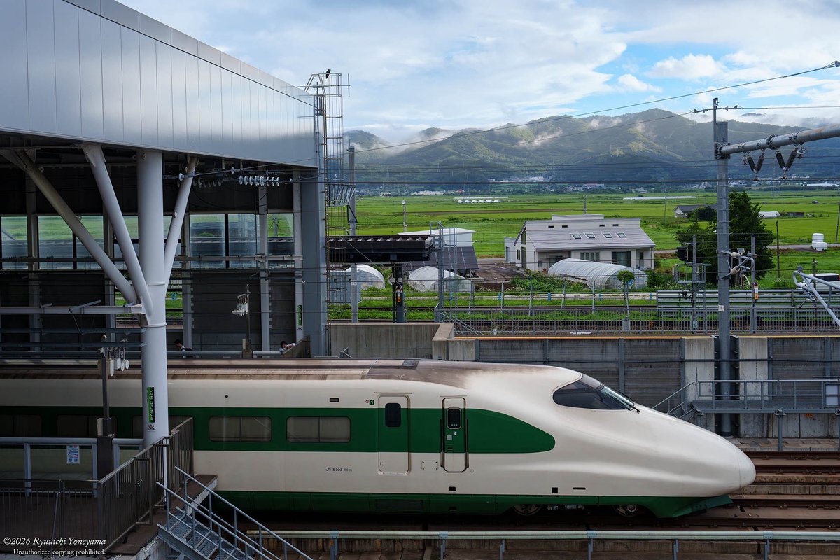 S23FS's tweet photo. 北の大地に200系新幹線がやってきたら…というifが実現したかのような夏の朝。 https://t.co/AbWTt59VDm