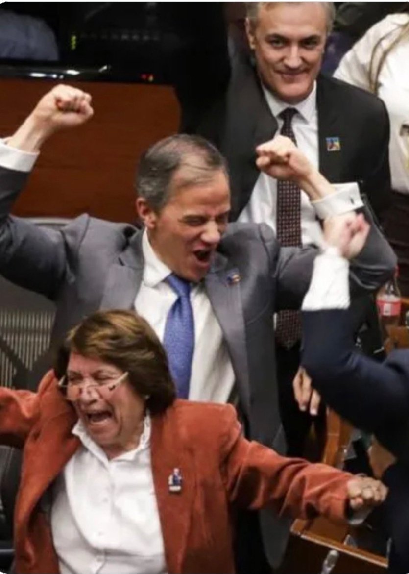 FlorCartagena5's tweet photo. @CeDemocratico Que grosería de partido,gas! https://t.co/gVZfPN9aTg