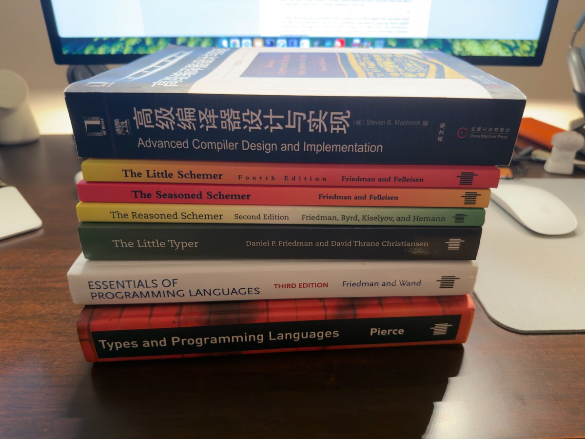 realWeZZard's tweet photo. 看完论文后发现 DeepSeek 应该喜欢 PL 的人，难怪我之前投简历都没有进面试，小红书上找到他们的 HR 问也不理我。早知道把 Apple Swift 编译器贡献者及在字节为 Swift 做的 runtime feature 也写在简历上，而不是写一堆自己写的 AI harness 了。

不过目前看是歪打正着。特别是最近听到王虹说在北大被 discouraged 之后。

初中的时候我主动报了我们学校的信息学竞赛队，但是进去之后我觉得讲的东西很无聊：汉诺塔、八皇后、约瑟夫问题——而觉得无聊是因为看不懂。但是知道很后来我才知道，我不懂并不是因为我笨。

彼时的我喜欢用 Borland C++ Builder 和 Vanilla JS 在桌面端和浏览器里面做酷炫的效果，还喜欢 WindowBlinds 换装。是的，我当时和觉得 DeepSeek Harness 的 GUI 不酷炫就觉得没意思的各位一样。

对了，当时的竞赛班老师还推荐了我们一本书叫「具体数学」，这个是一个伏笔。

而这个「看不懂」的问题我后来总算明白了：计算机只会通过循环解决问题，而循环的每一步都必须通过「有限的方法」让问题向解决推进一步。

但是人看问题不是这样，人可以在一个问题的某些具体场景下看到捷径。而所谓「算法思维」就是整理出所有捷径和非捷径的共同模式，然后在「默认使用循环」的情况下给出「每一步」中最高效和最通用的做法。

所以你要能「看懂」这些算法题必须得假设自己和一台计算机一样，只能做循环操作，去思考每一步的通用最优动作，然后解题。

当然，这么简单且显然本质在这么好的（中国）学校里面老师是不会教你的。默认你应该懂。但我最终懂这个道理的路可谓一路曲折。

我的中学时代其实和每一个中国出生长大的人一样，课业繁重。大学选择了自己心心念念的工业设计，画了四年画，毕业后转的码。转码过程中自己下载了清华、巴黎高师和北美四大金刚的公开课，然后买书看公开课学的。

在某次看清华的邓俊辉老师的算法课时，他提了提「具体数学」这本书。这次我终于把这本书买了回来，然后打开一看：1. 汉诺塔，2. 约瑟夫问题，…… 是的，原来初中竞赛班上的老师是照着这本书讲的……

而当时我已经学了 MIT 的算法导论以及斯坦福 CS 143，看了 Engineering a Compiler, 2/e，自己撸了个小编译器出来。我觉得能学懂什么是自动机（EaC, 2/e 里面有涉及）的，应该都能够理解计算的本质吧。所以彼时再看「具体数学」会发现：

1. 原来在理解了计算的本质的前提下，这些题目这么好理解；
2. 原来 Donald Knuth 这种大神也需要先通过几个直觉 case 来测试自己的算法设计，遭遇失败、然后迭代几次之后才能得出正确答案；
3. 原来初中竞赛班上那些能够一步就给出正确答案的同学们应该：要么比 Donald Knuth 还要聪明几倍；要么就是在外面事先学过了；

所以这种竞赛班的本质其实并不是教计算机，而是：通过向远没达到对应成熟度的儿童传播一次远超他们成熟度的信息，测试反馈，筛选天才。

当然，也有可能筛选出提前过拟合的人。

到彼时总算放过了还是青少年的自己。回想我自学计算机的过程也算是一趟「王虹」之途——早年学习被环境吓到，之后自己把兴趣找了回来。当然，我没有王虹那么耀眼的成就。只能算是青年版的「重新把喜欢计算机的自己养了一遍」。

另外，某年我看到中科大的博士课程居然也把「具体数学」作为 prequisites 课程材料。所以我初中学不懂真的不是我的问题了。

但是到了 AI 时代，我们不能再做自己不擅长的事情了。

我觉得每个人都应该在 AI 时代想想是不是能做新的事情、做回自己本来擅长的事情。

AI 的放大能力应该用于你的长板。

同样的放大系数，拿来放大你的长板和补齐你的短板相比，收益的差别会随放大系数同样被放大。

如果考虑复利效应，这个收益差别还会随着年月积累。

所以接下来我应该还是会 focus 在自己擅长的事情上面。比如，下一个产品和下一个开源项目。所以，简历看都没被看一眼，应该也是好事。

附图：上一段程序员工作时放在身边看的一些计算机书。不过感觉之后应该会多看一些设计和 GTM 的书籍了。

* 看了看 deepseek-ai/deepseek-harness 仓库目前的贡献人数是 19 人，不太清楚是不是团队规模，但是只招进去两个人应该不实，论文中一人可能是北大软件学院教授。