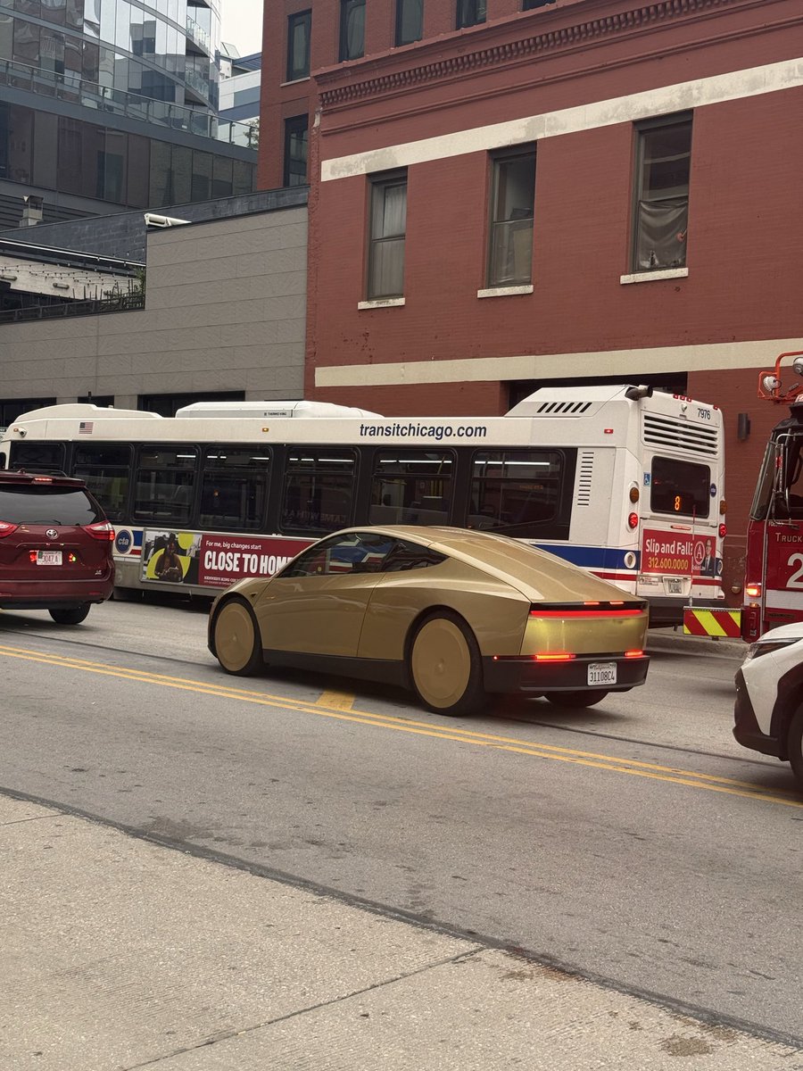 ChiChi077's tweet photo. @tnertz @thejefflutz @robotaxi @RtaxiTracker Saw one in Atlanta ga Tuesday but couldn’t get my camera out fast enough. Saw this one today In Chicago! https://t.co/JoopmwKfJs