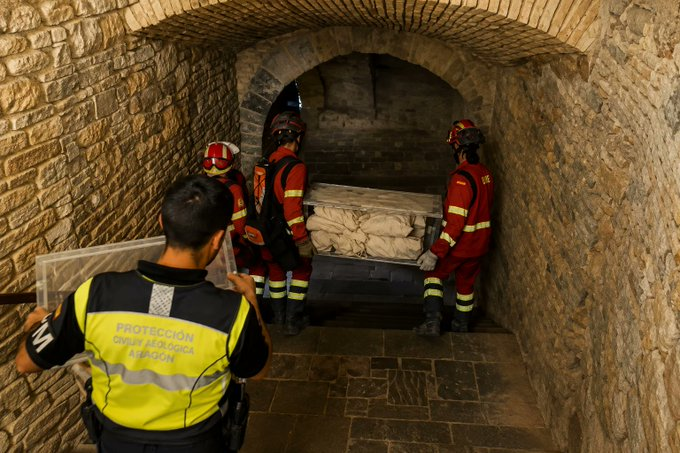 posted_news's tweet photo. #IFPeñasdeRiglos: Restos óseos de los Reyes aragoneses siendo transportados de urgencia a Huesca por técnicos de Patrimonio y la UME ante la proximidad de las llamas desde el Monasterio de San Juan de la Peña. Literalmente 1000 años de Historia de Aragón han estado en peligro. https://t.co/TE4e154WbE