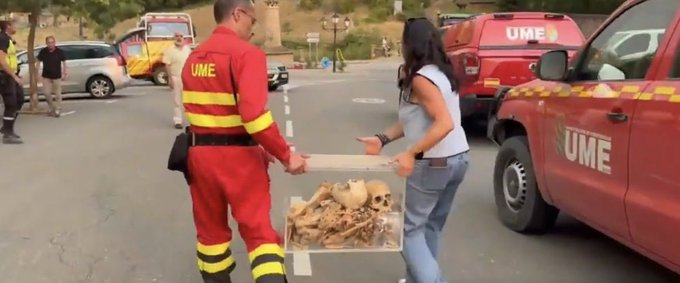 posted_news's tweet photo. #IFPeñasdeRiglos: Restos óseos de los Reyes aragoneses siendo transportados de urgencia a Huesca por técnicos de Patrimonio y la UME ante la proximidad de las llamas desde el Monasterio de San Juan de la Peña. Literalmente 1000 años de Historia de Aragón han estado en peligro. https://t.co/TE4e154WbE