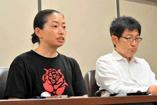 ishiitakaaki's tweet photo. しばき隊議員、埼玉県鶴ヶ島市議会議員福島めぐみ氏との裁判。判決は１０月ごろでるそうです。私が中傷したと訴えてきました。全く、不毛なやり取り、裁判でした。ただ、皆様のご支援で、訴訟費用が払えました。寄付をいただいた皆様、本当に感謝申し上げます。時間は返ってきませんが、お金は助かりました。 

    ただ結審すると弁護士費用の残りを払い、また相手はしつこいので最高裁まであげそうなので、恐縮ながらご支援賜りたいと思います。  はっきり言って、クルド人がらみで、私は脅迫と嫌がらせ訴訟をされ、個人的にはこのようにメリットはありません。    逃げようと思いましたが、応援いただく国民の皆様、また逃げたら、クルド人とその支援勢力としばき隊が、この活動を活発にすると思い、逃げませんでした。ご配慮いただくと幸いです。 

   この人は心の病で投薬中、同僚の議員を訴訟威嚇し、他の裁判も抱えているそうです。  心の病は２級と３級を行ったり来たり。２級は日常生活で介助が必要とされます。心の病は誰でもなる可能性がありますが、だとしたら治療に専念するのが、自分と鶴ヶ島市民のためです。議会でも孤立し、職員もおそらく馬鹿にしているでしょう。

    この人は一体、政治家として何をしたいのか。業績を評価する声は、怪しい支援者鶴ヶ島たろう１人からしか聞いたことありません。そして謎の金で、裁判や日本中のデモ、しばき隊活動をして、いつも偽名を使っているこの男と一緒にいます。この「鶴ヶ島たろう」は逮捕歴もあり、複数の名前（察してください）を持っています。この裁判、活動、生活費用がどこから出るのか不明です。 鶴ヶ島市議会議員の報酬は年700万円ほどです。

     鶴ヶ島市民の皆さんは、その事実を知るべきでしょう。あなたの税金が使われ、一票が多くの人に迷惑を広げました。ある事情で支援していた人が一斉に寝返りそうで、次は落選の可能性大ですが。  写真は一般市民を、なぜかナイジェリア国旗を掲げて千葉県木更津市で恫喝しています。朝日新聞写真は、隣の弁護士の素性、このTシャツの下に描かれた言葉を隠していますが、「目の異様な輝き」は隠せないようです。

    以下に経緯と寄付先が書いてあります。よろしくお願いします。    RP福島めぐみ鶴ヶ島市議会議員を名誉毀損で訴えました＝「差別で金儲け」と記者石井を罵倒 https://t.co/LsSxfBAdVM #埼玉クルド人問題 #しばき隊