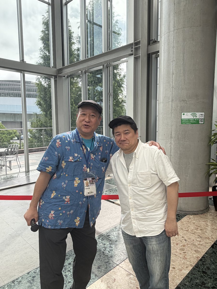 comiketofficial's tweet photo. コミックマーケット108設営日！
〜設営朝礼測量編〜
棟梁と筆谷共同代表からご挨拶と注意事項の連絡をしています。 https://t.co/U416wr9FUh