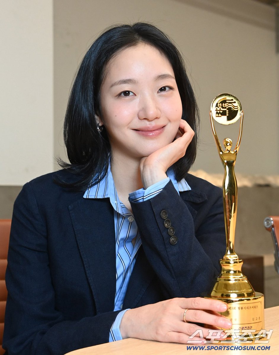 ggonecherie's tweet photo. kim goeun’s blue dragon winner interview is here! 🩵

https://t.co/eIODMwyh8w https://t.co/i8szPeVFP5