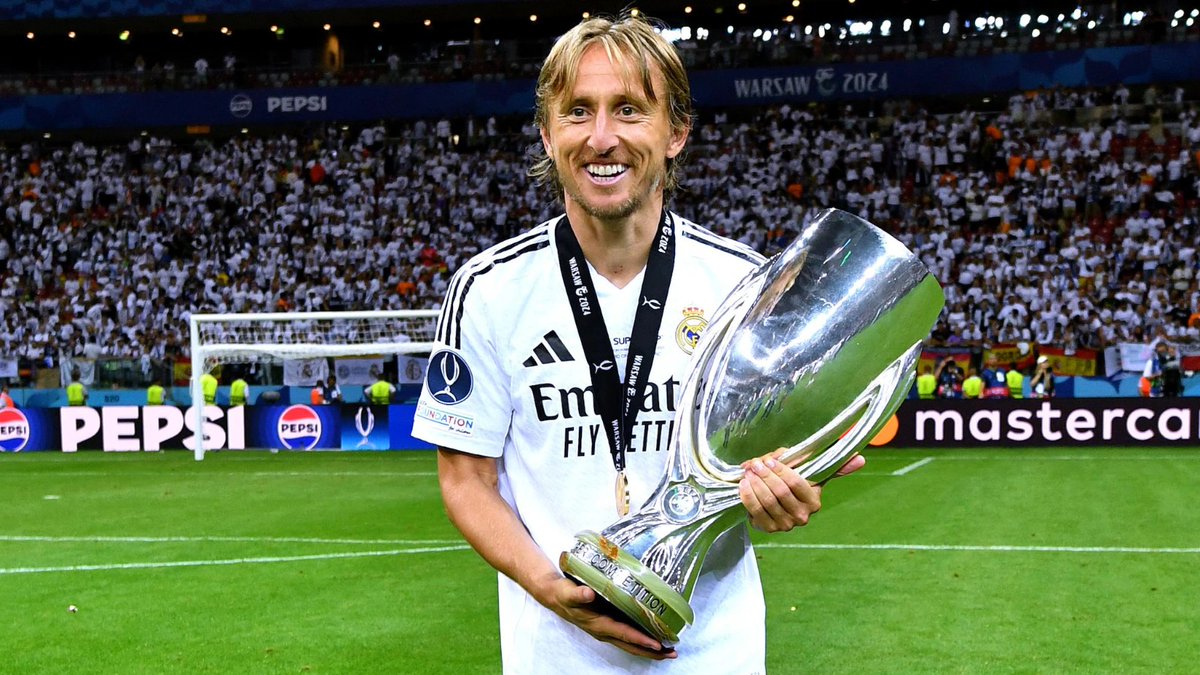Footy_Headlines's tweet photo. 𝙊𝙧𝙞𝙜𝙞𝙣𝙖𝙡 𝙐𝙀𝙁𝘼 𝙎𝙪𝙥𝙚𝙧 𝘾𝙪𝙥 𝙎𝙡𝙚𝙚𝙫𝙚 𝘽𝙖𝙙𝙜𝙚 𝙒𝙖𝙨 𝙍𝙚𝙢𝙤𝙫𝙚𝙙

At the 2026 UEFA Super Cup, Paris Saint-Germain and Aston Villa wore the reigning Champions League and Europa League title-holder patches, respectively. This change started last year during the Super Cup clash between PSG and Tottenham Hotspur. 
 
From 1998 to 2024, both teams competing in the UEFA Super Cup wore a single, generic tournament patch featuring the Super Cup trophy. 
 
While PSG will continue wearing their Champions League patch throughout their continental campaign, Aston Villa's reigning Europa League champions patch will make its one and only appearance at the Super Cup. For their upcoming Champions League campaign, Villa will switch to a special Starball patch designated specifically for the reigning Europa League winners. 
 
Big thanks to jerseystory_vn for the information and collage image