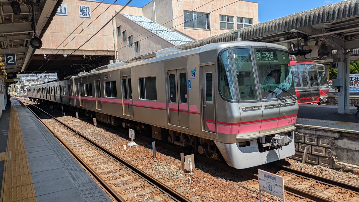 5423K's tweet photo. 8月11日撮影です。
犬山駅で、久しぶりに300系を撮影しました。300系は犬山まで来ないと撮影出来ません。
でも、今年の3月に名鉄岐阜駅各務原線ホームの留置線に300系が疎開して来ましたね。それを撮影してました。それ以来です。
【1232列車 300系317編成「普通」
#鉄道 #名鉄  #300系 #小牧線 https://t.co/MumDWpUOip