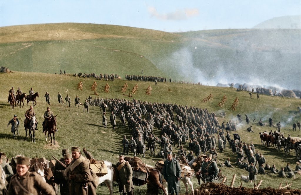 Aristokle1982's tweet photo. Церска битка 1914. године: прва победа Антанте у Великом рату
 
Увод у окршај: политички, стратешки и војни оквир
 
У лето 1914. године европски систем равнотеже сила коначно се срушио. Сарајевски атентат од 28. јуна, у коме су Гаврило Принцип и његови сарадници убили надвојводу Франца Фердинанда и његову супругу Софију Хоенберг, послужио је Бечу као дуго очекивани повод за обрачун са Краљевином Србијом. Аустроугарски ултиматум од 23. јула садржао је десет тачака које су у суштини значиле капитулацију српског суверенит��та. Српски одговор од 25. јула био је делимично прихватајући, али Беч је већ био одлучан. 28. јула Аустроугарска је објавила рат, а у ноћи 28/29. јула почело је бомбардовање Београда са положаја у Земуну и са монитора на Сави и Дунаву. 
 
Стратешки план Монархије, познат као „Fall B“, предвиђао је брзу „казнену експедицију“ која би уништила српску војску пре него што царска Русија стигне да мобилише главне снаге на галицијском фронту. Генерал Оскар Поћорек, командант Балканске војске (Balkanstreitkräfte) и дугогодишњи гувернер Босне и Херцеговине, добио је задатак да у року од две до три недеље продре до Ваљева, заузме Београд и отвори пут ка југоистоку. Поћорек је, међутим, донео ризичну одлуку: није чекао пуну концентра��ију свих трију армија. Пета армија је кренула у напад 12. августа, Шеста је још била у фази прикупљања, а Друга армија (под командом Едуарда фон Бем-Ермолија) већ је делимично била преусмерена ка Галицији.
 
Српска Врховна команда у Крагујевцу, под вођством војводе Радомира Путника, очекивала је главни удар са севера, преко Саве и Дунава. Због тога је Прва армија генерала Петра Бојовића држана у стратегијској резерви у долини Велике Мораве, док су Трећа армија генерала Павла Јуришића Штурма и делови Друге армије генерала Степе Степановића покривали западни фронт дуж Дрине. Српска војска, иако бројчано слабија и опремљена нехомогеним наоружањем након два Балканска рата (многи војници још су носили старе пушке или чак само ашов), имала је драгоцено борбено искуство, одличну артиљерију и висок морал. Мобилизација је извршена брзо и ефикасно: до почетка августа под оружјем је било око 420.000 људи, од чега око 180.000 на западном сектору. До 15. августа аустроугарске колоне су заузеле Шабац, продрле дубоко у Мачву и долину Јадра и почеле да се пењу на падине планине Цер. Управо тада је Путник наредио контраманевр који ће одредити исход целе операције: Друга армија је упућена форсираним маршевима ка Церу и Иверку како би ударила у бок и позадину непријатеља. Та одлука претворила је низ локалних борби у велику битку која је трајала од 15. до 24. августа 1914. године и постала прва победа Антанте у Великом рату. Планина Цер, са својим шумовитим гребенима, стрмим падинама и ограниченим прилазним путевима, пружала је браниоцу природну предност коју је српска команда вешто искористила.
 
Учесници: детаљан састав, команданти и карактеристике снага
 
На аустроугарској страни главну улогу имала је Пета армија генерала Либоријуса фон Франка. Њен VIIIкорпус (командант генерал Артур Гајс фон Гислинген) са 9. пешадијском дивизијом и 21. ландверском дивизијом наступао је главним правцем преко Цера и Лешнице. XIII корпус деловао је јужније, према Лозници и Пецкој. 21. ландверска дивизија, састављена претежно од чешких и немачких резервиста из Бохемије (пукови из Плзења, Прага и других гарнизона), била је кључна у почетном продору. Међу трупама било је и значајан број Јужних Словена: бошња��ких пукова, хрватских домобранских јединица (укључујући делове 42. домобранског пука, касније познатог као „Вражија дивизија“) и принудно мобилисаних Срба из Босне и Херцеговине и Хрватске. Укупне снаге у оперативном подручју процењују се на око 200.000 људи, са изразитом предношћу у артиљерији (око 500 топова и хаубица) и митраљезима (преко 450). Командант целе операције, генерал Оскар Поћорек (рођен 1853. у Бад Радкерсбургу, Словенац по пореклу), био је убеђен у брз успех. У једном од својих извештаја пре почетка офанзиве назвао је српске војнике „свињарима“, потцењујући њихову борбену вредност. Његова лична амбиција, појачана кривицом због неуспеха у заштити надвојводе у Сарајеву, гурала га је ка ризичним одлукама. Поћорек је инсистирао на брзини, игноришући упозорења о исцрпљености трупа и лошим комуникацијама.

На српској страни Друг�� армија генерала Степе Степановића (рођен 1856. у Кумодражу, школован на Војној академији у Београду и у Русији) чинила је ударну снагу. Њену „Церску ударну групу“ сачињавале су:

Моравска дивизија I позива (око 20.000 људи, командант пуковник Илија Гојковић),

Комбинована дивизија I позива (формирана од вишка пукова, око 20.000 људи, командант пуковник Милош Васић).

Трећа армија генерала Павла Јуришића Штурма (рођен 1848. у Горњој Прусији, Немац по пореклу, али одани српски официр од 1876. године) држала је јужни сектор са Дринском дивизијом I позива и деловима других јединица другог и трећег позива. Укупне српске снаге у подручју биле су око 180.000 људи. Многе јединице су биле исцрпљене претходним борбама, а део војника још је носио старије пушке или чак само ашов. Предност је, међутим, лежала у борбеном искуству из 1912–1913, одличној артиљеријској подршци (српски топниц�� били су међу најбољима на Балкану) и познавању шумовитог и брдовитог терена. Војвода Радомир Путник, као начелник штаба, координирао је целокупну одбрану из Крагујевца. Краљ Петар I лично је пратио операције, често се налазећи у близини фронта, што је додатно дизало морал. Санитетска служба, иако ограничена, успела је да евакуише већину рањеника упркос недостатку превозних средстава.
 
Ток битке: детаљна хронологија и тактичк�� анализа12–15. август – почетна фаза и борбе у Подрињу

Аустроугарске снаге прелазе Дрину на више места. Шабац пада 12. августа после кратке борбе. Трећа српска армија пружа жесток отпор у долини Јадра и код Лознице, успоравајући напредовање и купујући драгоцено време за маневар Друге армије. Српске комите и делови трећег позива узнемиравају непријатељске колоне, наносећи губитке и стварајући осећај несигурности. Логистика аустроугарских снага већ је показивала слабости: дуги маршеви по врућини и киши доводили су до исцрпљености и недостатка хране.
 
Н��ћ 15/16. август – прекретница код Текериша
 
Комбинована дивизија, након тродневног форсираног марша (последњег дана преко 40 километара по киши и блату), стиже у рејон Текериша и Парлога. Усред жестоке летње олује, са кишом, громом и непрекидним муњама, српски батаљони наилазе на логорујуће делове 21. ландверске дивизије. Капетан Јеша Топаловић касније је забележио: „Предњи батаљон је током ноћи стигао до Тројанског врха… Одједном други војник, без даха и узбуђено, повика: Господине мајоре, Швабе!“ Српски војници упадају у логор бајонетима. Борба у мраку постаје хаотична; јединице се мешају, а српско искуство у шумском ратовању омогућава нападе с фронта, бокова и позадине. До јутра 16. августа 21. дивизија је разбијена. Артиљерци напуштају топове, а паника се шири ка позадини. Колона 21. дивизије губи два комплетна батерије (11 топова) и преко 200 људи заробљених. Овај ноћни препад постао је симбол целе битке и показао супе��иорност српске пешадије у блиској борби.
 
 17–18. август – борбе на гребену Цера и Иверка
 
Церска ударна група наставља напредовање гребеном. 9. аустроугарска дивизија пружа жесток отпор, наносећи знатне губитке Моравској дивизији. Настаје привремена криза на споју Друге и Треће армије, али Степановић убацује резерве и држи линију. Артиљерија обе стране води непрекидну дуелну борбу, а српски топови показују супериорност у прецизности и брзини гађања. Терен – густе шуме и стрми падови – додатно је отежавао аустроугарско кретање и омогућавао српским јединицама да користе заседе.19. август – одлучујући дан
Степановић наређује општи јуриш. Моравска дивизија ломи отпор на Иверку, заузима Велику главу и Рајин гроб. Лево крило Пете армије се распада. Поћорек издаје наређење за опште повлачење ка Дрини. Паника обузима аустроугарске редове; многи војници бацају оружје и беже. Српска коњ��ца гони бегунце све до обала Дрине.
 
 20–24. август – гоњење и ослобођење Шапца
 
Аустроугарске јединице беже у највећем нереду. Многи војници се утапају приликом преласка Дрине. До 24. августа српске трупе улазе у разорени Шабац. У граду су затечене спаљене зграде, опљачкана црква и трагови масовних злочина над цивилима. Путник шаље телеграм краљу Петру: „Главни непријатељ поражен је код Јадра и на планини Цер и наше трупе га гоне.“ Ослобођење Шапца означило је коначни крај прве аустроугарске офанзиве.
 
 Детаљна војно-историјска анализа
 
Церска битка пружа изузетан материјал за анализу односа између стратегије, тактике, терена, морала и командне компетенције. Најважнији фактор српског успеха био је правовремени и одлучан маневар Друге армије. Путник је, упркос почетној погрешној претпоставци о правцу главног удара, успео да реагује брзо и концентрише снаге на одлучујућем правцу. Степановић је показао изванредну иницијативу: уместо да чека наређења, самостално је формирао Церску ударну групу и усмерио је ка гребену Цера, схватајући да контрола тог простора одређује исход целе операције. Насупрот томе, Поћорекова команда патила је од класичних слабости аустроугарске војске 1914. године: претеране самоуверености, слабе координације између корпуса, лоше обавештајне службе и неспособности да се прилагоди брзим променама на терену. О��лука да се нападне пре потпуне концентрације снага и без адекватних резерви била је фатална. 21. ландверска дивизија, састављена од резервиста са слабим борбеним искуством, није била спремна за ноћну борбу у шуми против ветерана Балканских ратова. Терен и временски услови одиграли су пресудну улогу. Шумовити гребени Цера и Иверка ограничавали су маневарску слободу нападача и фаворизовали браниоца који је познавао сваки пролаз. Летња олуја у ноћи 15/16. августа додатно је дезоријентисала аустроугарске јединице и онемогућила ефикасну извиђачку делатност. Српска пешадија, навикнута на борбу у сличним условима, искористила је мрак и кишу за блиску борбу бајонетом, у којој је имала јасну предност. Морал и искуство били су једнако важни. Српски војници су ушли у битку са свешћу да бране отаџбину од агресора, док су многи аустроугарски војници (нарочито словенског порекла) били принудно мобилисани и нису имали јак мотив за борбу. Артиљеријска подршка српске стране, иако бројчано слабија, била је прецизнија и боље координисана са пешадијом. Историографски гледано, Церска битка дуго је била предмет различитих тумачења. Српска историографија (Митровић, Скоко, Ђуришић) истиче је као доказ националне виталности и војничке вештине. Аустроугарска и каснија аустријска литература често је кривила „издају“ чешких јединица или лоше време. Савремена истраживања (Џејмс Лајон, Џон Шиндлер) показују да је исход резултат комбинације српске тактичке супериорности и системских слабости Хабзбуршке војске. Бројке о губицима варирају, али и најопрезније процене потврђују да је аустроугарска страна претрпела з��атно веће губитке, како у људству тако и у материјалу.
 
 Последице по оба учесника:
 
За Краљевину Србију
 
Победа је имала огроман морални, војни, политички и дипломатски значај. Била је то прва савезничка победа у рату, постигнута у тренутку када су немачке армије марширале ка Паризу, а Русија трпела поразе код Таненберга. Генерал Степа Степановић унапређен је у чин војводе указом од 20. августа 1914. Губици: 259 официра и 16.045 војника и подофицира (око 2.100 погинулих, 11.500 рањених, 2.600 несталих). Заплењено је преко 50 топова и хаубица, 86 муницијских кола, три пољске болнице, хиљаде пушака, митраљеза, коња и огромне количине опреме. Победа је ојачала углед Србије међу савезницима, привукла хуманитарну помоћ из Француске, Велике Британије и Русије и подигла борбени дух за касније операције на Дрини и Колубари. Истовремено, исцрпљеност и огромна потрошња муниције (преко 6,5 милиона метака и 35.000 граната) оставила је тешке последице на наредне месеце. Цивилно становништво Мачве претрпело је огромне губитке, али је победа учврстила национални јединство.
 
 За Аустроугарску
 
Губици су били катастрофални: око 600 официра и 23.000–37.000 људи (6.000–10.000 погинулих, око 30.000 рањених, 4.500 заробљених). Међу заробљеницима био је и рођак цара Франца Јозефа, принц Виндишгрец. Пораз је одложио пребацивање Друге армије у Галицију, што је директно допринело руским успесима код Лавова (Лемберга) крајем августа. Престиж Монархије тешко је погођен: велика сила поражена је од „сељачке“ војске. Унутрашња пропаганда често је кривила чешке јединице за „издају“, иако су узроци били у лошој координацији, исцрпљености и потцењивању противника. На окупираним подручјима (Мачва, Јадар, Шабац) забележени су масовни злочини: стрељања цивила, паљевине, силовања и масакри. Швајцарски криминолог Арчибалд Рајс касније је документовао преко 4.000 цивилних жртава само у Мачви и околним селима. Поћорек је остао на положају, али под јаким притиском, и већ у септембру покренуо другу офанзиву која ће довести до још већих губитака. Дугорочно, пораз на Церу уздрмао је поверење у способност Монархије да води рат на више фронтова. 
 
 Церска битка остаје класичан пример успешне одбрамбене операције мање, али искусније војске против бројчано и технички надмоћнијег противника. Одлучујући фактори били су: правовремени маневар Друге армије, ноћни препад код Текериша, познавање терена, високи морал, квалитетна артиљеријска подршка и грешке аустроугарске команде. Последице су превазишле локални оквир – ојачале су Антанту у критичном тренутку и нанеле трајан ударац угледу Хабзбуршке монархије.
 
Литература и извори (са опширнијим изводима)

James Lyon, Serbia and the Balkan Front, 1914: The      Outbreak of the Great War (Bloomsbury Academic, 2015), поглавље „Lightning on Mount Cer“, стр. 123–150.
 Извод: „Coming off the march, the Serbs caught some of the  Austro-Hungarian troops asleep and bayoneted them in their bedding… The 21st Division would now be hors de combat for almost an entire week… The Balkanstreitkräfte lost 600 officers and 23,000 men, of whom 4,500 were taken prisoner… Serbian Army captured more than fifty cannon and  howitzers, eighty-six caissons…“

John R. Schindler, „Disaster on the Drina: The      Austro-Hungarian Army in Serbia, 1914“, War in History, Vol. 9, No. 2      (2002), стр. 159–195.
 Извод: Детаљна анализа      слабости 21. ландверске дивизије – недовољна обученост резервиста,      исцрпљеност након дугих маршева и лоша координација између корпуса.

Службени      извештаји српске Врховне команде и релација генерала Живојина Мишића од      24. августа 1914.
Извод: „Непријатељ се повлачи у највећем нереду… Главни непријатељ поражен је код Јадра и на пла��ини Цер и наше трупе га гоне.“

Österreich-Ungarns letzter Krieg 1914–1918, том I      (Беч, Kriegsarchiv, 1930), стр. 120–145.
 Извод: Потврда хаотичног повлачења Пете армије и губитака у људству и материјалу.
Archibald Reiss, Report upon the Atrocities      Committed by the Austro-Hungarian Army during the First Invasion of Serbia (Лозана, 1916).
Извод: Документација о више хиљада цивилних жртава, паљевинама, силовањима и масакрима у Мачви, Јадру и Шапцу.

Савремени српски војно-историјски прегледи Министарства одбране Републике Србије      (2014–2024) и анализе Владислава Б. Сотировића