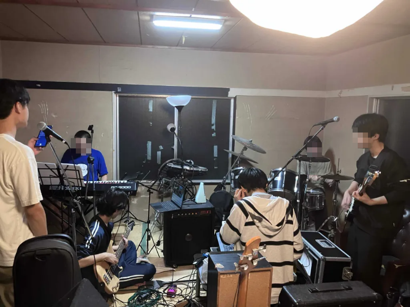 nsr_dom's tweet photo. 寮内バンド始動！！！
学祭へ向け猛特訓中💪 https://t.co/KHQ5gBkkM7