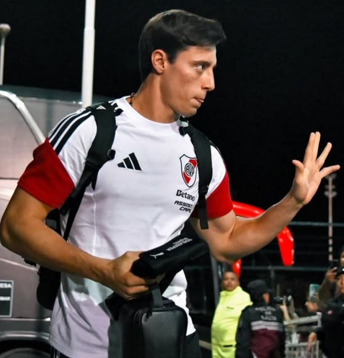 dusktillzain's tweet photo. Tiene espalda, biceps y cerebro🫦ES EL HOMBRE DEFINITIVO https://t.co/uVsfI1te0W