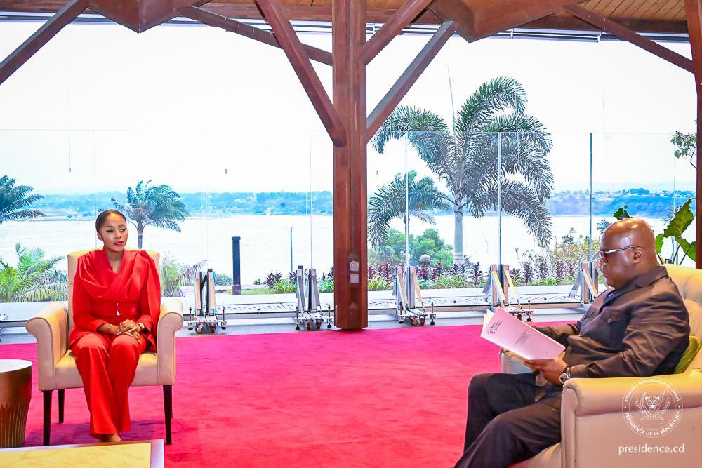 Presidence_RDC's tweet photo. À l’occasion de la Journée internationale de la jeunesse, le Président de la République, Félix-Antoine Tshisekedi,  a reçu ce jeudi à la Cité de l'Union Africaine, la ministre de la Jeunesse et Éveil patriotique, Grâce Émie Kutino.

La ministre a officiellement remis au Chef de l'État le cahier des charges de la jeunesse congolaise. Ce document stratégique est le résultat d'une grande consultation nationale inclusive. De la diaspora aux provinces, les jeunes y ont exprimé leurs priorités concernant l'emploi, l'entrepreneuriat, l’accès aux opportunités et une plus grande participation à la gouvernance de la Nation.

Portée par la campagne « Oui je le veux », la jeunesse a également exprimé sa détermination à s'impliquer dans l'avenir du pays, à travers des réformes et une nouvelle Constitution qui lui ressemble et répond à ses attentes.