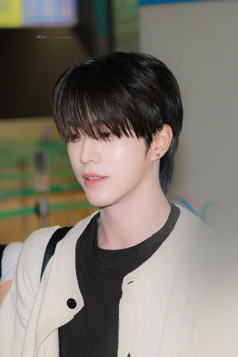 F4el_noXx's tweet photo. Eu fico chocado toda vez com o quão bonito o ROWAN é🤭✨

#안차우윗 #顏秋越 #ROWAN #로완
#MODYSSEY #모디세이 #NGANCHAUYUET https://t.co/hPeH6mXkV0