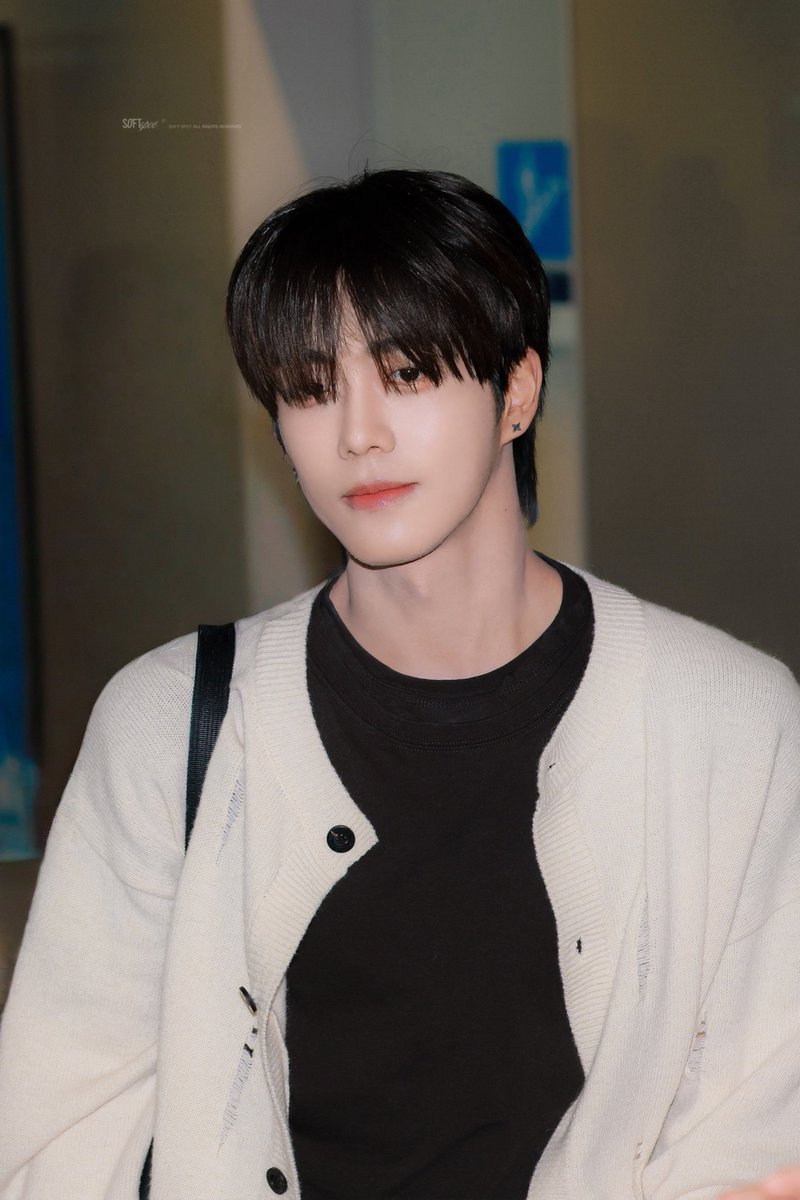 F4el_noXx's tweet photo. Eu fico chocado toda vez com o quão bonito o ROWAN é🤭✨

#안차우윗 #顏秋越 #ROWAN #로완
#MODYSSEY #모디세이 #NGANCHAUYUET https://t.co/hPeH6mXkV0