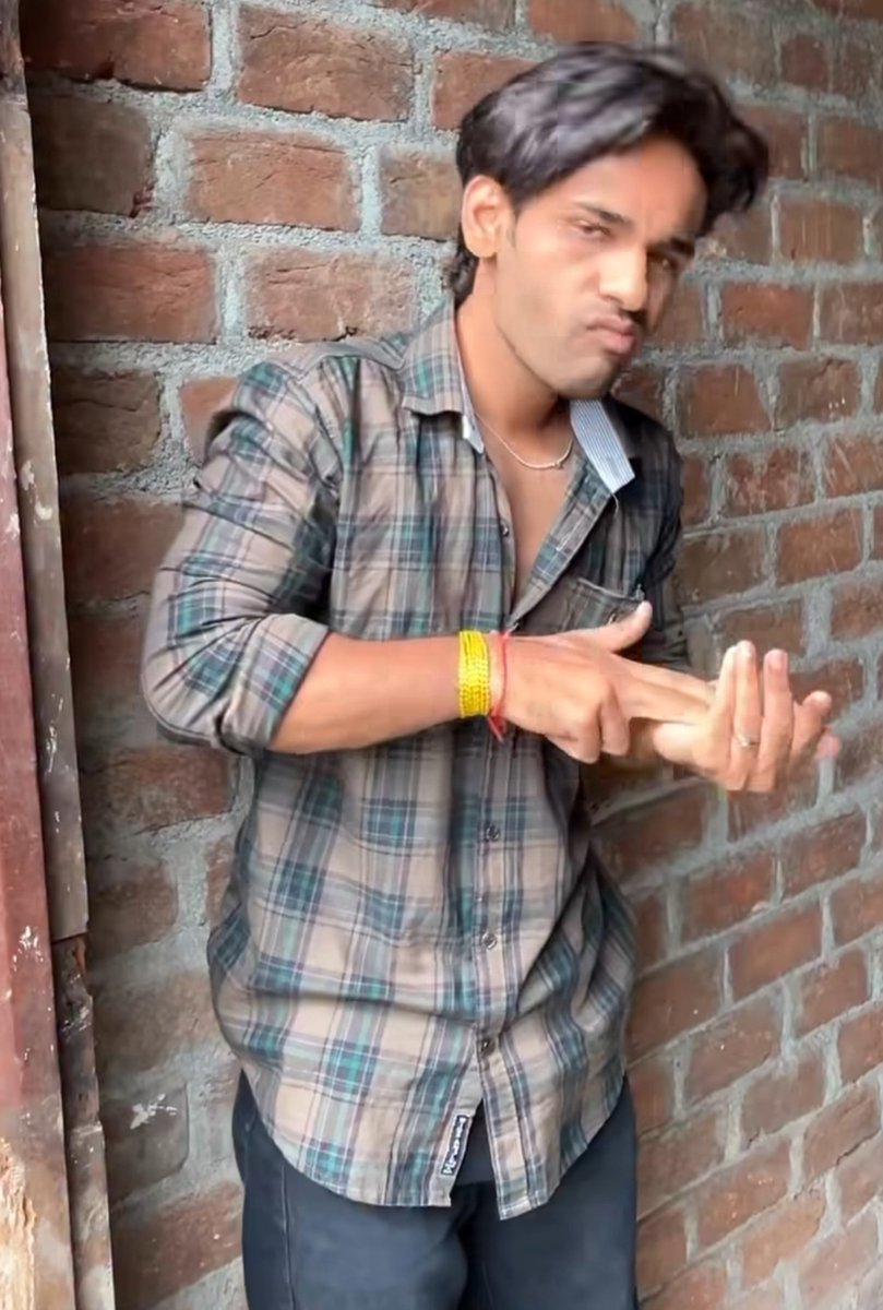 ItsNidhiYadav1's tweet photo. आपने पूछा बीवी का नाम पर यह तो कहा नहीं किसकी बीवी इसलिए मैंने पड़ोसी की बीवी का नाम बता दिया  😂😂

लड़की :- सर मैं जनगणना करने के लिए आई हूं 
लड़का :- हां तो करिए ना जनगणना 

लड़की :- बीवी का क्या नाम है 
लड़का :- पूजा नाम है 

लड़की :- कितने बच्चे हैं बीवी क्या करती है 
लड़का :- दो बच्चे हैं बीवी घर में ही काम करती है 

लड़की :- सर आपकी शादी को कितने साल हो गए 
लड़का :- अरे अभी मेरी शादी नहीं हुई है मैं तो कुंवारा हूं 

लड़की :- पर अभी तो आपने बताया आपकी बीवी का नाम पूजा है और आपके दो बच्चे हैं 
लड़का :- अरे नहीं मैडम पूजा नाम पड़ोसी की बीवी का है 

लड़की :- तो फिर आपने यह क्यों बताया की मेरी बीवी का नाम पूजा है 
लड़का :- मैडम आपने पूछा बीवी का नाम क्या है पर यह नहीं पूछा किसकी बीवी का नाम इसलिए मैंने पड़ोसी की बीवी का नाम बता दिया