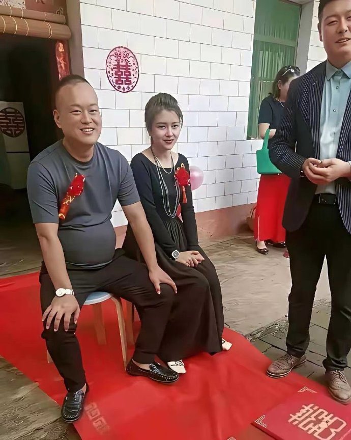 qiwei528's tweet photo. 丈母娘这颜值，新郎压力不小啊 ​​​！ https://t.co/FdvANIsnzo
