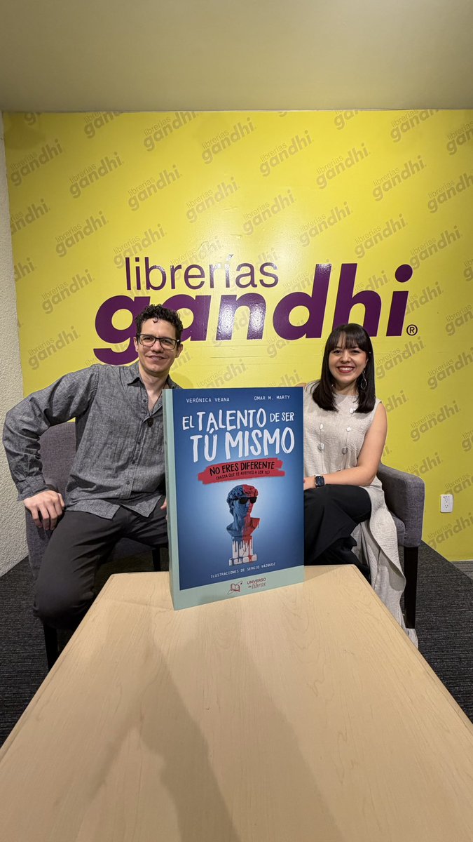 ElTalentoDSerTu's tweet photo. Esto vivimos en @LibreriasGandhi @EventosGandhi con la presentación de la 2a Edición de nuestro libro El talento de ser tú mismo.
Rodeados de familia, amigos y personas que han confiado en este proyecto y que lo han impulsado para llegar más lejos de lo que hubiéramos imaginado. https://t.co/Rp62rsZ4kk