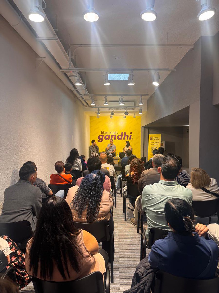 ElTalentoDSerTu's tweet photo. Esto vivimos en @LibreriasGandhi @EventosGandhi con la presentación de la 2a Edición de nuestro libro El talento de ser tú mismo.
Rodeados de familia, amigos y personas que han confiado en este proyecto y que lo han impulsado para llegar más lejos de lo que hubiéramos imaginado. https://t.co/Rp62rsZ4kk