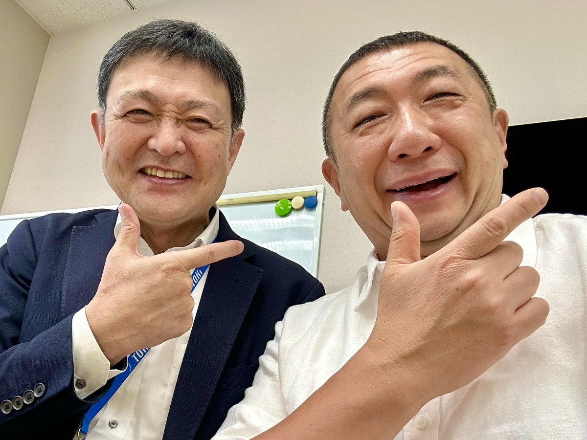 mambon's tweet photo. トキエア @tokiair_pr 長谷川政樹代表取締役社長と���キエアの👈フィンガーサイン でポーズw
(勝手に私が決めちゃいましたー🤭)
#トキエア #TOKI #TOKIAIR https://t.co/d3mtWKX2OK