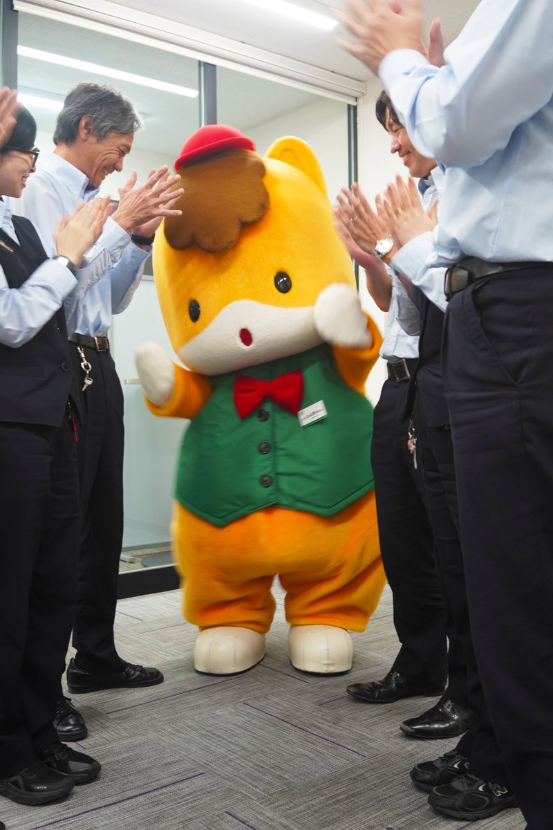 JRtakasaki_info's tweet photo. 🚃✨ぐんまちゃん、GV車掌への挑戦はいよいよクライマックス！✨🚃

乗務本番が目前に迫ってきました！

🔵「#GVぐんまちゃん」号に乗る準備はできていますか！？
まだの方はぜひJREメディアをチェック👀

乗車情報や関連商品もぜひご確認ください！

🔰今週の訓練内容はこちら！
✅シミュレータ後半戦
実際の乗務を想定し、一連の流れを指導員の真似をしながら確認しました👀

列車を発車させる際は運転士だけでなく、
車掌との連携で成り立つのがポイントです🚃

✅見習い訓練修了＆車掌グッズ受領
これまでの訓練を終え、見習い課程を修了👏
車掌として必要な携行品や制服も受け取り、いよいよ本番へ…！🎒

胴乱には、異常時に使用する道具や車内できっぷを発売する機器などが入っています。

ぐんまちゃんの車掌デビュー、
ぜひ見届けてください！✨

🎁#ぐんまちゃん車掌見習い応援キャンペーン 開催中！
①本アカウントをフォロー
②7/21のキャンペーン投稿をリポスト
③本投稿のリポストで応募口数UP✨

抽選でぐんまちゃんグッズが当たるチャンス🎁ぜひご参加ください！

#ぐんまちゃん車掌見習いチャレンジ