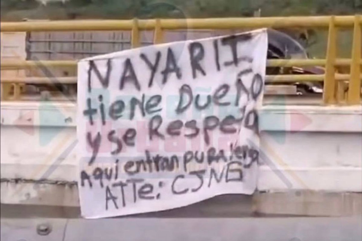 enigma_cod71885's tweet photo. 🚨 Tepic, Nayarit: Captan a sujetos a bordo de un vehículo colocando narcomantas en la ciudad. La presencia de grupos delictivos y el despliegue de propaganda criminal en la zona genera alerta entre habitantes. 🎥⚠️ #Tepic #Nayarit #Seguridad #Inseguridad #Narcomantas https://t.co/GmEZoSYvyQ