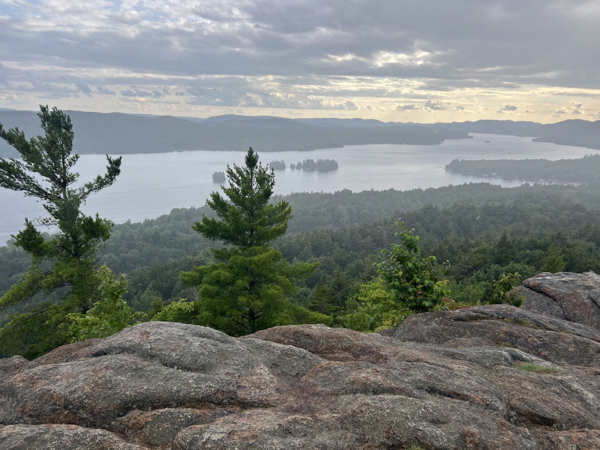 lilly_bifulco29's tweet photo. Hike with my family today. Made it to the top right before the rain. All worth it for this view God gave us! ⛰️ https://t.co/rdNz64aMtZ