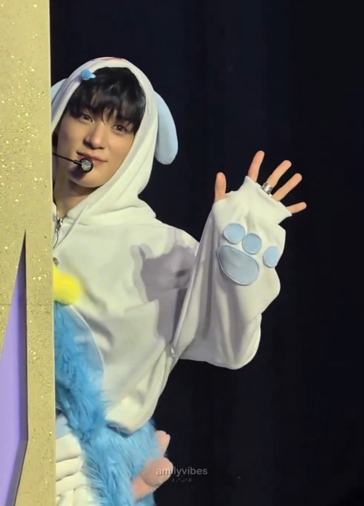 cinnomarolls's tweet photo. jeno in these images…he is so dear to me…hello little pup 👋👋👋👋 https://t.co/7KJZpB7D0e