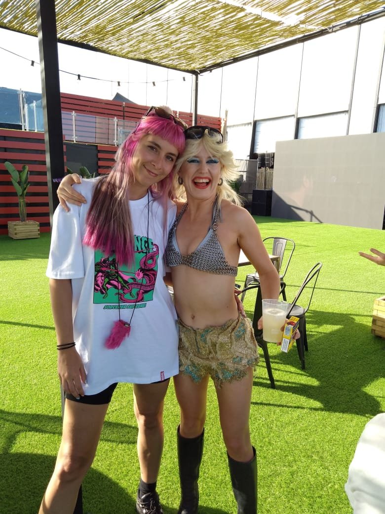 alejandroalmada's tweet photo. Hoy que los sniffers son tema de Twitter por el álbum  de Dillom vengo a presumir de la tarde (y show) inolvidable en BCN saliendo de la pandemia. Son una masa https://t.co/BXXMcdZ1e6