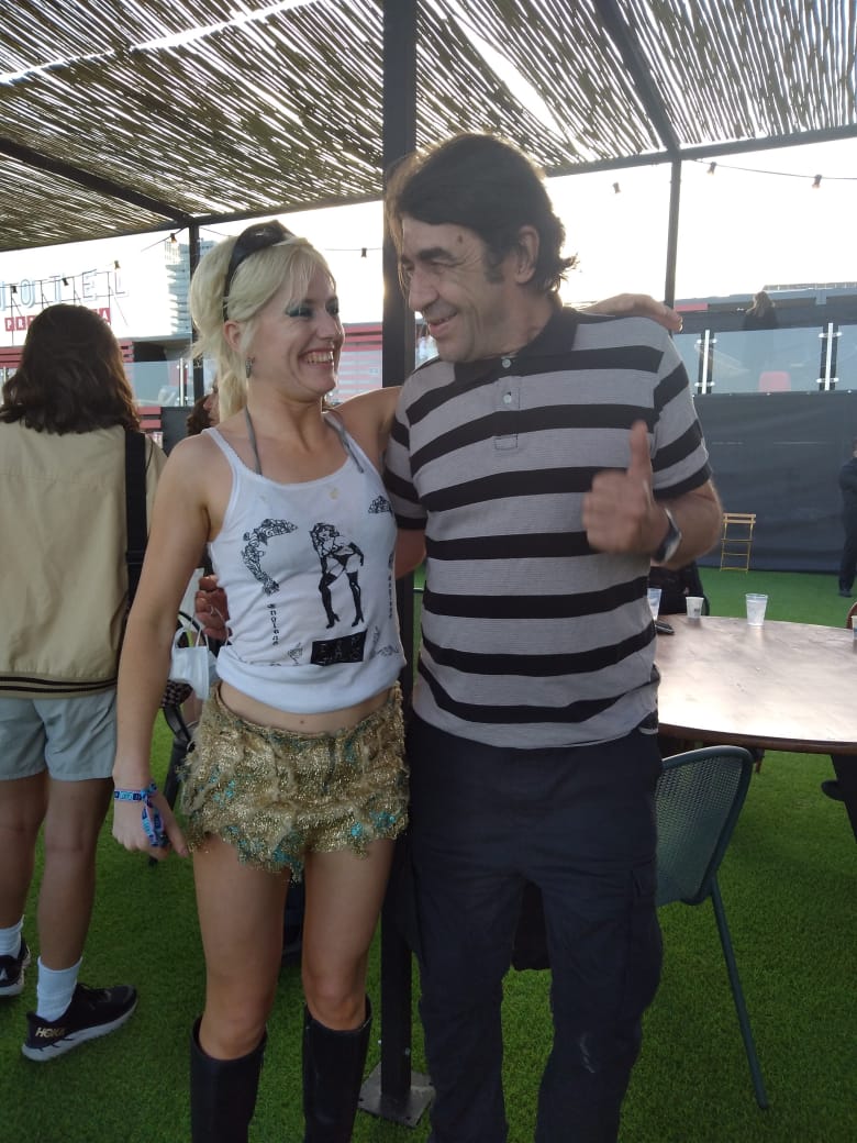alejandroalmada's tweet photo. Hoy que los sniffers son tema de Twitter por el álbum  de Dillom vengo a presumir de la tarde (y show) inolvidable en BCN saliendo de la pandemia. Son una masa https://t.co/BXXMcdZ1e6