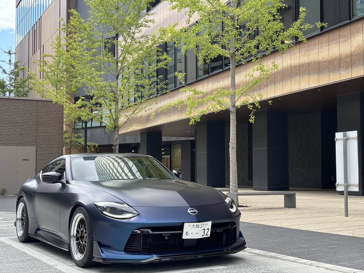 tyoro_Osaka's tweet photo. 今回のNISMOエアロはNISMOよりAUTECHのイメージでラッピングした
グリルの下の本来ブラックの部分も同色にしてグリルを大きく見せない
同色が多くなったのを赤ラインより下をブラックにして引き締めて落ち着いたイメージ https://t.co/mbiKBmb489
