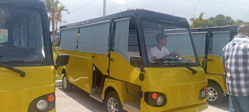DeivyPrezMartn1's tweet photo. La entrega de nuevos ecomóviles a los municipios de Fomento y Jatibonico de #SanctiSpíritusEnMarcha es parte de un esfuerzo por aliviar la crisis del transporte, enmarcado en las celebraciones por el centenario de Fidel Castro. https://t.co/O88WRgsoMU