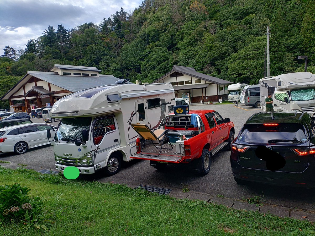 dakeElee's tweet photo. キャンカーて小型犬🐕️連れてる人多いな
何匹も散歩させてるの幼稚園みたいでめごい😄 https://t.co/5mxw2Qgt7D