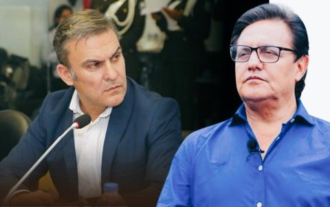 politicsecu's tweet photo. 📍Existen en posesion de Fiscalia 2 audios, uno de alias -Negro Tulio- líder de los -Chonekillers-  y otro de alias -Mocache- líder de los -Choneros-, quienes indican a -Fiscalia- que -José Serrano- ahora procesado en el -Magnicidio FV- junto a Ronny Aleaga pidieron a alias -Ben 10- y -Trompudo Israel- asesinar a -Fernando Villavicencio-  en Santo Domingo, este acto no se consumo, por ello meses después-Asesinaron- en cali a alias -Ben 10-, la teoría de los abogados de José Serrano queda en el aire, el es el finacista del -Magnicidio-.