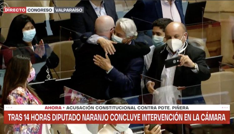 cristian_arayal's tweet photo. La izquierda habla de "show" por transmitir el traslado de reos a una cárcel de máxima seguridad, pero aplaudían el discurso de 14 horas de Naranjo para esperar que Giorgio Jackson llegara al Congreso para votar una AC contra el expresidente Piñera. https://t.co/H1DcDGoMDB