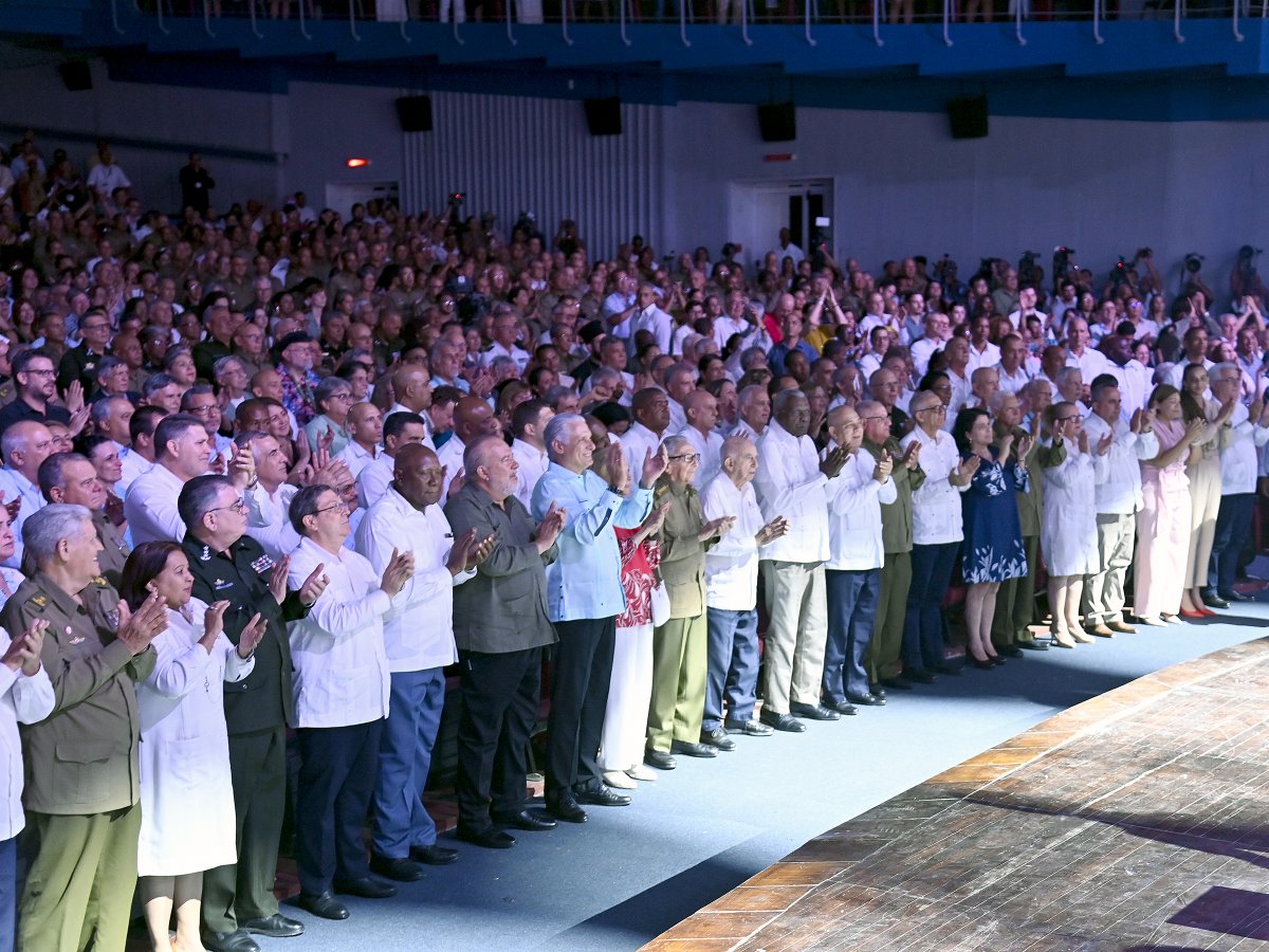 MMarreroCruz's tweet photo. Junto al querido General de Ejército, el más fidelista de todos los cubanos, celebramos los cien años del Comandante en Jefe.

Fue una jornada en la que La Colmenita volvió a regalarnos una obra maravillosa, expresión del legado inagotable de #Fidel.

#100AñosConFidel https://t.co/V165OLwoby