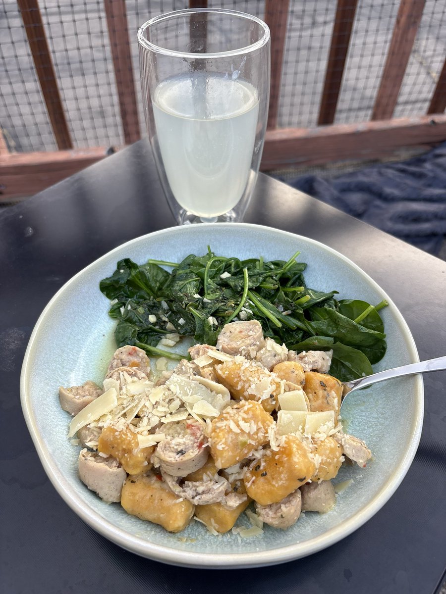 eaganray's tweet photo. Getting rained on while eating this #tuttopassa https://t.co/203RJJfDEn