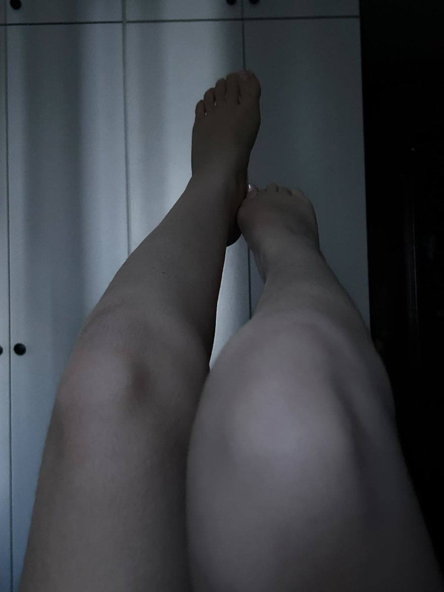 strawbsins's tweet photo. DON'T check bellow IF YOU LIKE MY FEET
#feetfetısh 
#feetworshi̇p 
#feetِ 
#feetsellers 
#nsfwtwtًً 
#nsfwㅤㅤ https://t.co/CWu8T5w8y2