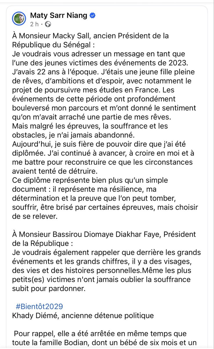 fallafleur's tweet photo. 🇸🇳 🌸. Bravooo ma puce ✊🏾✊🏾✊🏾 je n’oublierai jamais les yeux larmoyants avec lesquels tu m’as regardée, quelques minutes avant ma libération, pour me demander “juste une chose”. 

Ce jour là , tu étais de tour pour la cuisine ( danga ayye woon waañ, comme on le disait dans le jargon des jailmans.) 
Et derrière les grilles de la petite fenêtre de la chambre 4 qui donnait sur le couloir de la cuisine, tu étais là, debout, triste, les larmes aux yeux. Je rassemblais  les quelques affaires auxquelles j’avais droit , sous la pression de 3 ou 4 gardes pénitentiaires qui avaient reçu l’ordre de m’extirper de la prison avant la fin de la pause… même à la sortie , jetais persécutée, melni Pablo Scobar . 

D’une voix tremblante, tu m’appelais. 
- “ Falla, je peux te demander une chose ? Juste une chose ?”
- “oui , dis moi ma puce”, en essayant de te toucher à travers les grilles. “Vas y , je suis toute ouïe.”

- “tu vas nous manquer. Tu es une force pour nous, tu sais. Et j’aimerais te demander juste une chose : le jour de mon procès , je t’en supplie, viens au Tribunal. J’aurai besoin de te voir pour avoir du courage. Pour tenir. Je serais rassurée. C’est tout ce que je te demande. “

Mon coeur était brisé. En mille morceaux. Mais j’ai tenu pour te témoigner oh combien tu étais courageuse et résiliente. J’ai tenu pour te rappeler que le combat continue et bientôt tu seras libre, tous les détenus politiques seront libres. J’ai tenu pour te rassurer que le bourreau du 3e mandat sera vaincu. J’ai tenu pour te promettre que Sonko triomphera‼️

- “ je ne pense pas que tu iras au procès. Mais si cela se produisait , je serai au premier rang et tu me verras  inchaAllah. Vous allez me manquer également. Tenez bon. Maintien Rek ✊🏾” et tu avais souri. Un sourire timide mais plein d’espoir.
Mon coeur a capturé le moment. 

…

Je n’oublierai jamais. 

Toutes mes félicitations puce✌🏾
et plein de succès 🫴🏾🌷🌸✨
