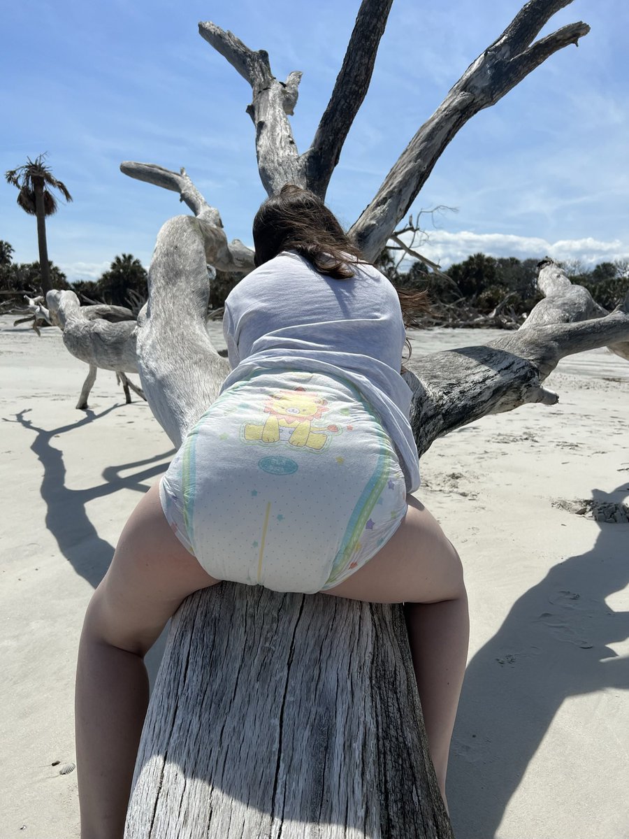 TheLeakyGeek's tweet photo. 2 months until fall, SOAK up all those summer rays while you still can ☀️
#abdl #diaperlover #diapercouple #diapers https://t.co/jtRi7cOwJ9