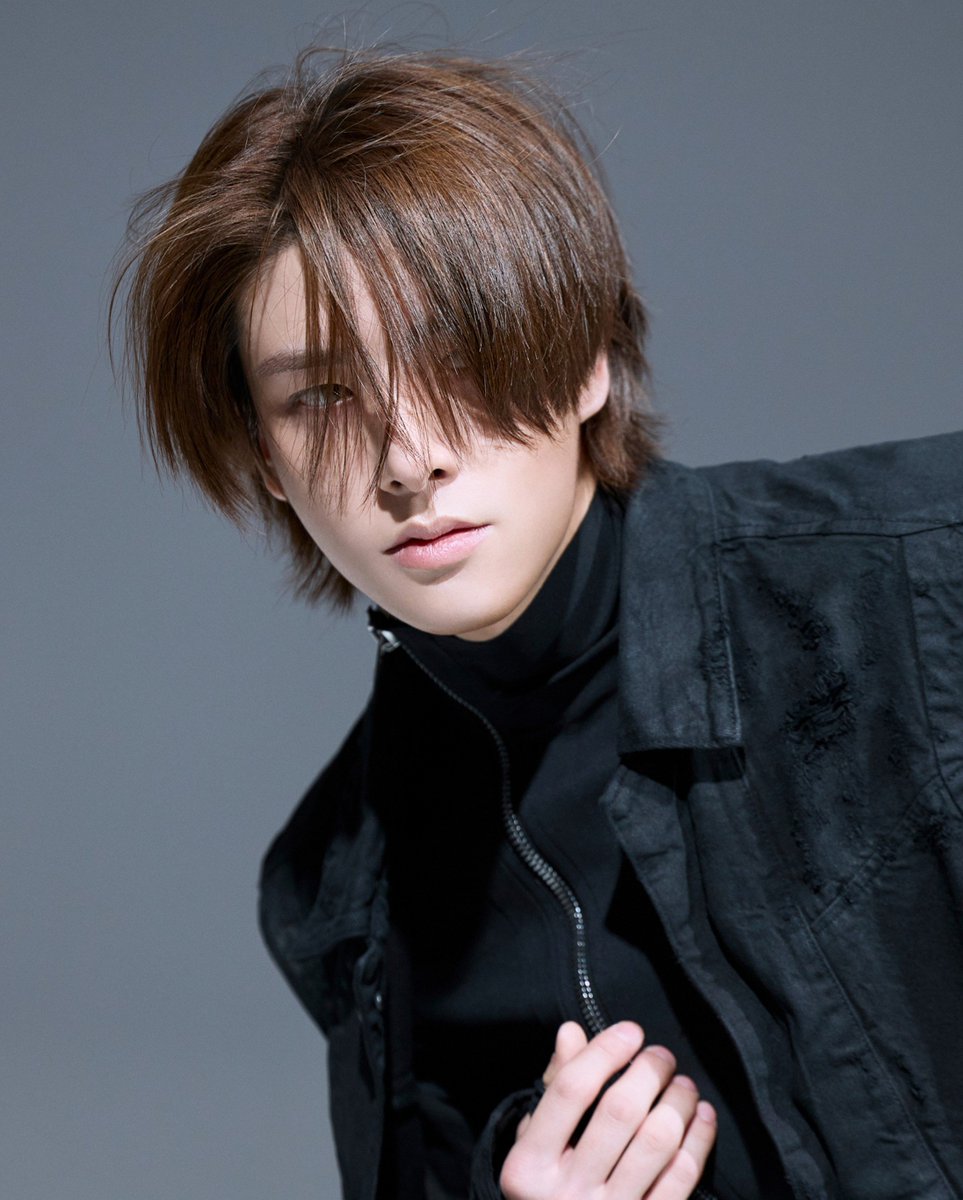 roseIuney's tweet photo. JAKE???? HELLO???? YOU’RE SO DAMN HANDSOME 😭😭 THIS PHOTO IS ILLEGAL. I CAN’T STOP STARING AT HIM.

#JAKE #제이크 https://t.co/mkbZo2D8Ua