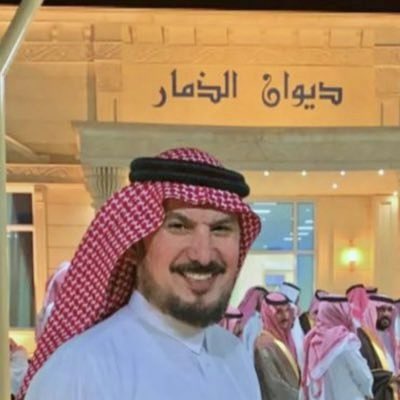 mhdrwilly's tweet photo. ديوانية الذمار الثقافية بمحافظة القريات

صدر قرار (المركز الوطني) للقطاع غير الربحي، وموافقة (وزارة الثقافة) على تأسيس #ديوانية_الذمار_الثقافية @adnanalthamar بذلك تعاود الديوانية الثقافية تنفيذ برامج الأدب والأدباء في محافظة القريات.
وكان للديوانية الثقافية في ديوان الذمار في وقت سابق، سلة من البرامج والأنشطة الثقافية، والأنشطة المنبرية الأدبية، وذلك قبل إعلان التوقف؛ لاستكمال الإجراءات وأخذ التصاريح والموافقة الرسمية.

وقال المهندس عدنان الذمار العبدلي مؤسس الديوانية: المثقفون في وطننا الغالي كثرون والله الحمد. بفضل النهضة العلمية التي تبنتها ودعمتها الدولة أعزها الله وبفضل توجيهات القيادة الرشيدة الموفقة حفظها الله. ولكن - وللأسف - المثقفون الإيجابيون في المجتمع قِلَّة - والمقصود بالمثقف الإيجابي، الذي ينخرط في تعزيز الانتماء الوطني، ونشر قيم التسامح، ونبذ التعصب القبلي والمناطقي، ويحث على التكاتف والتلاحم خلف القيادة الرشيدة، ويُعلي شأن القضايا العامة على حساب المصالح الخاصة، وتعزيز ثقافة العمل التطوعي والإبداع.
هذا الهاجس ظل يُراودني منذ إطلاق برنامج الديوانية الثقافي، وأحد أبرز أهدافها وبعد معاودة نشاطها (ولله الحمد)، بعد صدور قرار الموافقة من الجهات المعنية.
وحرصا على تنشيط وتهيئة بيئة ثقافية ملائمة للدور المناط بالمثقف في محافظة القريات.

وأضاف العبدلي، تم إنشاء الديوانية الثقافية في ديونية الذمار بالقريات 12/20/ 1437هـ، وذلك بعد التشاور مع مجموعة من المثقفين في المحافظة منهم أديب القريات (سليمان الكويليت)، و(سلامة ولمان العازمي)، غفر الله لهما. والشيخ (مساعد مطيلة الوردة)، والدكتور (عطا الله العبار)، والدكتور (حسن مشهور العبدلي)، وأخرون. إذ تم الاتفاق على إنشاء الديوانية الثقافية الشهرية فى (ديوان الذمار). وقد أقامت الديوانية الثقافية (15)، لقاءً خلال خمسة أعوام أقامت فيه برامجها بمشاركة وحضور؛ قامات علمية، وثقافية وازنة، مثلها: معالي الوزير، وأعضاء من مجلس الشورى، وأكاديميون والأدباء وعدد من المثقفين في محافظة القريات.

وعلى إثر الإجراءات المطلوبة ولحين العمل والسعي على إنجازها أعلن المهندس عدنان توقف الديوان الثقافي .. وترقب العودة؟ فكتب: الإخوة الأفاضل أعضاء الديوانية الثقافية، أخواني الأعزاء كان هناك إجماع في محافظتنا الحبيبة، لضرورة وجود حراك ثقافي؛ يُنشط المجتمع كما كان سابقًا، ومن هذا المنطلق، سعى إخوانكم لتحقيق هذا المطلب، حيث تم فكرة إنشاء الديوانية الثقافية التي استضافها ديوان الذمار في أوقات سابقة نجحت فيه ولله الحمد، في تأدية رسالتها الأدبية، ودورها الثقافي، وفي إيجاد حراك ثقافي؛ يعزز الإيجابية في المجتمع وينشر الاخلاقيات الفاضلة، خلال العامين.. وذلك بدعمكم ومساندتكم. وخلال هذا الوقت سعى فيه القائمون على هذه الديوانية للحصول على تصريح رسمي للصالون الثقافي، ولكي تبقى الديوانية الثقافية متماشية مع أنظمة الدولة وفقها الله، فقد تقرر إيقاف نشاط الديوانية لحين الحصول على التصاريح اللازمة.
نكرر الشكر لجميع أعضاء الديوانية الثقافية، ونؤكد لكم بأننا سنبقى (معكم)، فاعلين في نشر الثقافة الإيجابية في المجتمع.

هذا وقد أعلن المهندس عدنان العبدلي مساء اليوم في تغريدة أطلقها في حسابه على منصة (X)، صدور الترخيص الرسمي لديوانية الذمار الثقافية، راجيا (الله)، أن يكون عند حسن الظن وداعيًا الجميع، للمساهمة في مقترحاتهم، وآرائهم، وترشيح من يرونه مناسبا في برنامج الديوانية الثقافي. 

-

الصالونات الأدبية في #محافظة_القريات 
📕 #منارات_جوفية  #عدنان_العبدلي