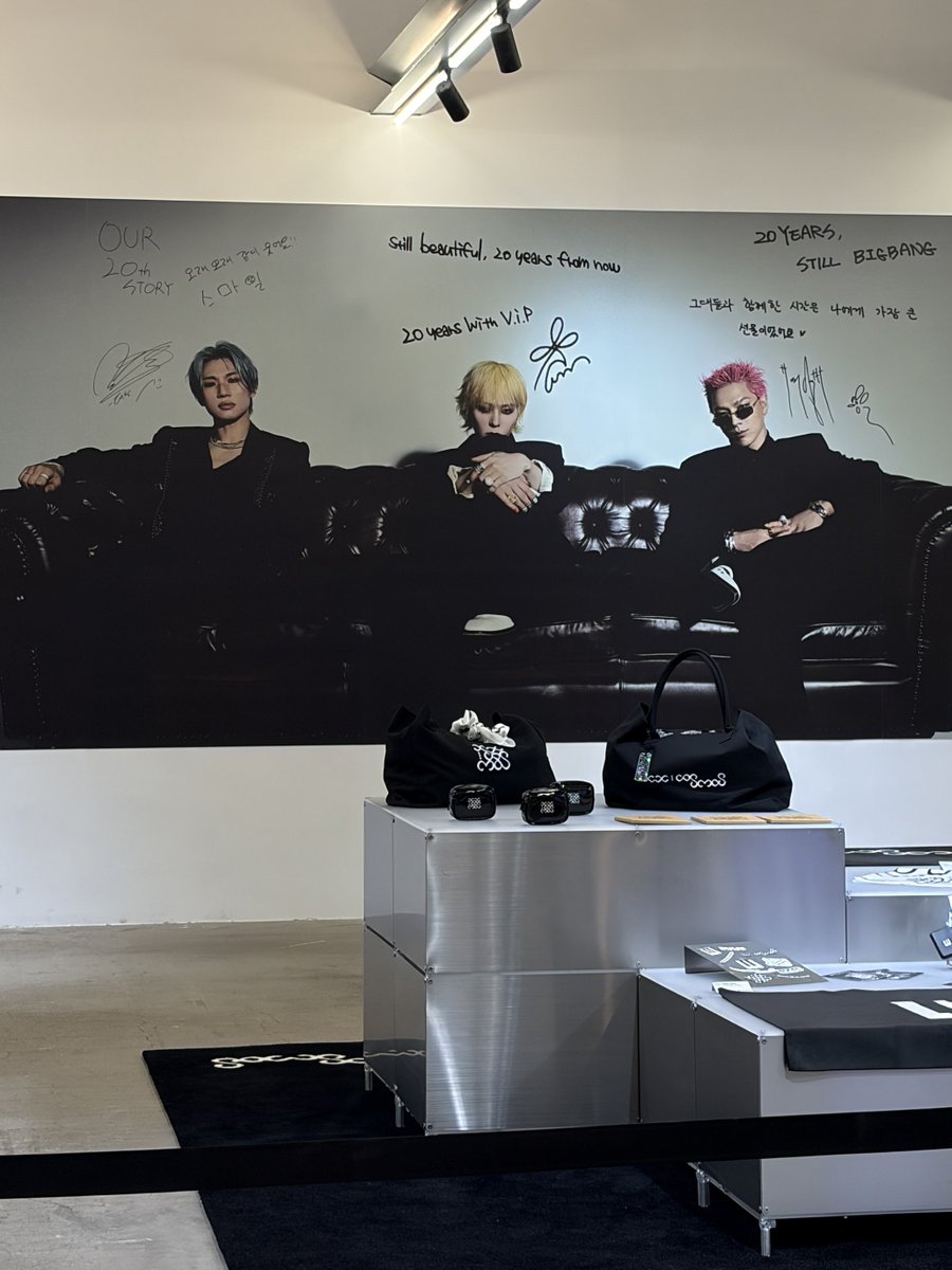 peacepIusone88's tweet photo. 잠실 전시 엠디샵 아직 오픈 전이긴 한데
와 아니 지금 그게 중요한게 아니라
얼굴이 미치셧나요?????????????? https://t.co/22VfBzKFck