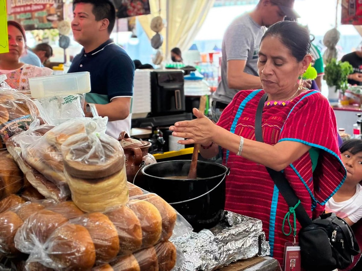 DGINDDECULT's tweet photo. La cultura gastronómica de nuestros pueblos y comunidades es también una forma de preservar la memoria. 🌿
En la XII FCIPBO puedes descubrir y disfrutar parte de esta riqueza a través de sus sabores. 

📍 Zócalo de la Ciudad de México
📅 Hasta el 23 de agosto

¡Te esperamos! https://t.co/ov9LIMfK5G
