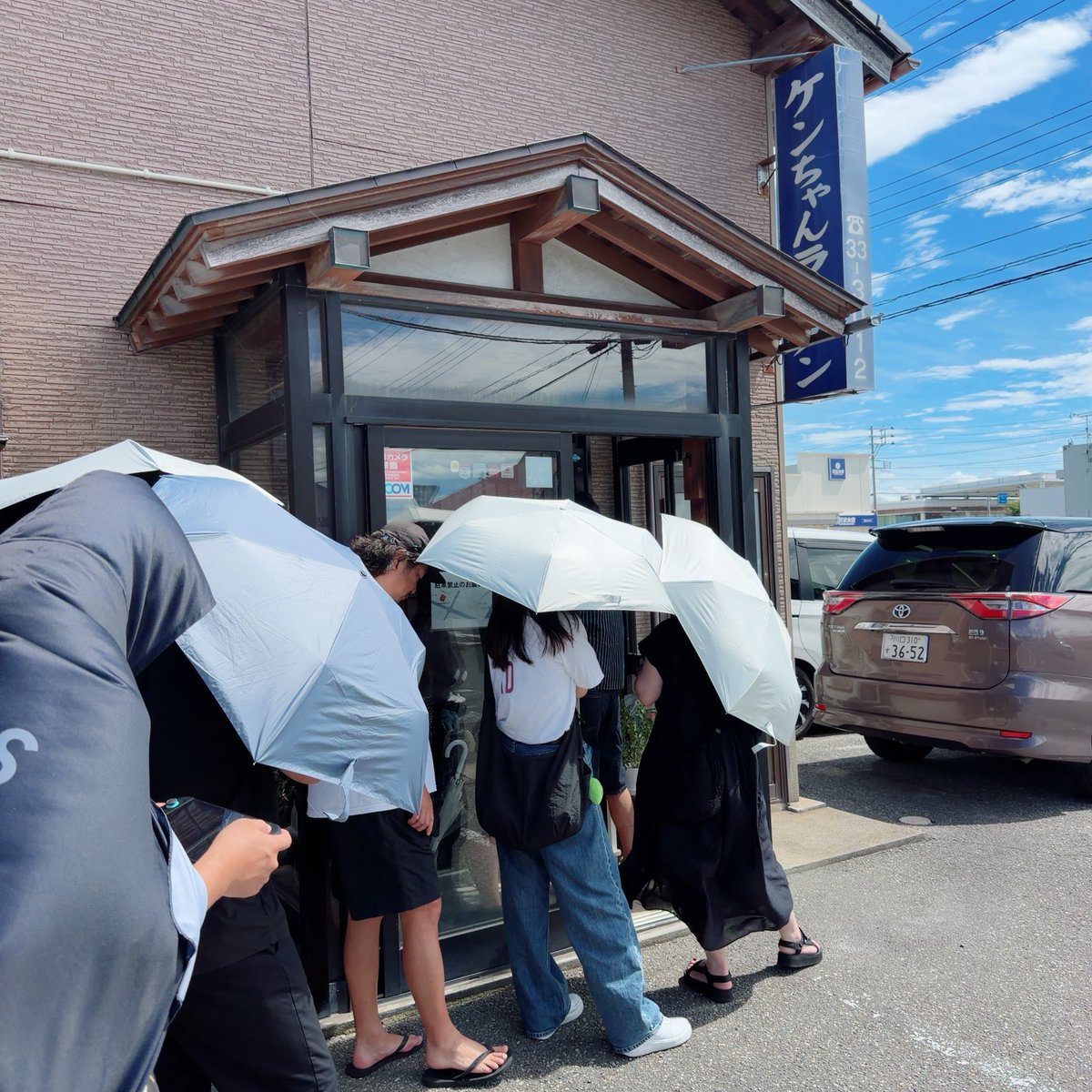 mirarge's tweet photo. #ケンちゃんラーメン酒田本店
開店1時間前8人待ち…他県組、そういう私も地元だけど他県組、、笑
早く食いて~~~🤤🤤🤤 https://t.co/BRvuKI9tc2