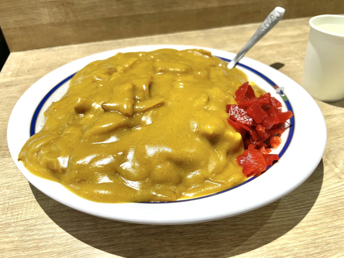 orcadon's tweet photo. 朝カレー。前に並んでるガタイのいいスキンヘッドのおっちゃん大盛り頼んだので負けじと長年頼んだ事もない大盛りにw。1.2kgで腹パンw https://t.co/Hq8K2Ynq5P