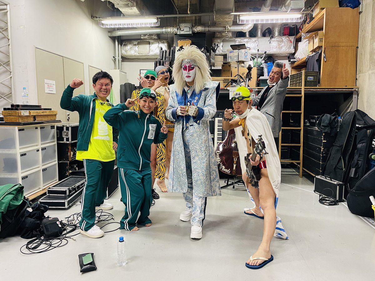 vanityyy_info's tweet photo. Vanityyy㊗️20周年ありがとうゲリラ
バンド #101

ザ・スイマーズ @Theswimmerss 

バニをいつも応援してくれてるBaキースちゃん（@keith_0720 ）のおかげでまさかのイカ天バンドスイマーズに参加させてもらったとんでもない思い出💐
クラブチッタのステージで暴れまくって氏神様にあのコはなんなの？て言われたのは最高の思い出です😂
キースちゃんありがとう！！
※これはぎゃう個人の思い出です🙏ww
（ぎゃう）

《ロフトワンマンに向けて20年の活動で関わってくれた皆様にひとつずつありがとうをいうゲリラ敢行中》